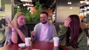 Знакомство с девушками в ТЦ: Почему 6 из 8 ищут парней | Спроси у девушки. Красивое интервью