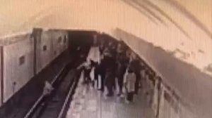 Пенсионерка столкнула 13-летнюю девочку на пути в метро в Москвы