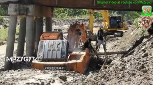 Экскаватор затонул на реке При подъеме тяжелого экскаватора Doosan DX225LCA Komatsu PC200