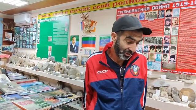 Али Магомедов из с.Куппа учитель Куппинской СОШ в прошлом привёз обсидианы для Куппинский музея