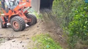 Экскаватор и колесный погрузчик вместе расчищают пандус и дорогу