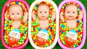 Мультики для детей. Соединяем куколки, конфетки и слайм в ванночках. Смотреть мультики для малышей.