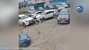 Плевать на всех: автоледи припарковала внедорожник на детской площадке, въехав в урну для мусора