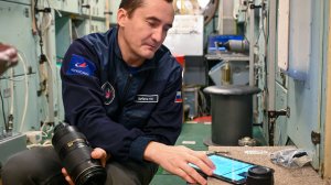 Наблюдения и фиксация: космонавты Пётр Дубров и Анна Кикина готовятся к эксперименту "Ураган"