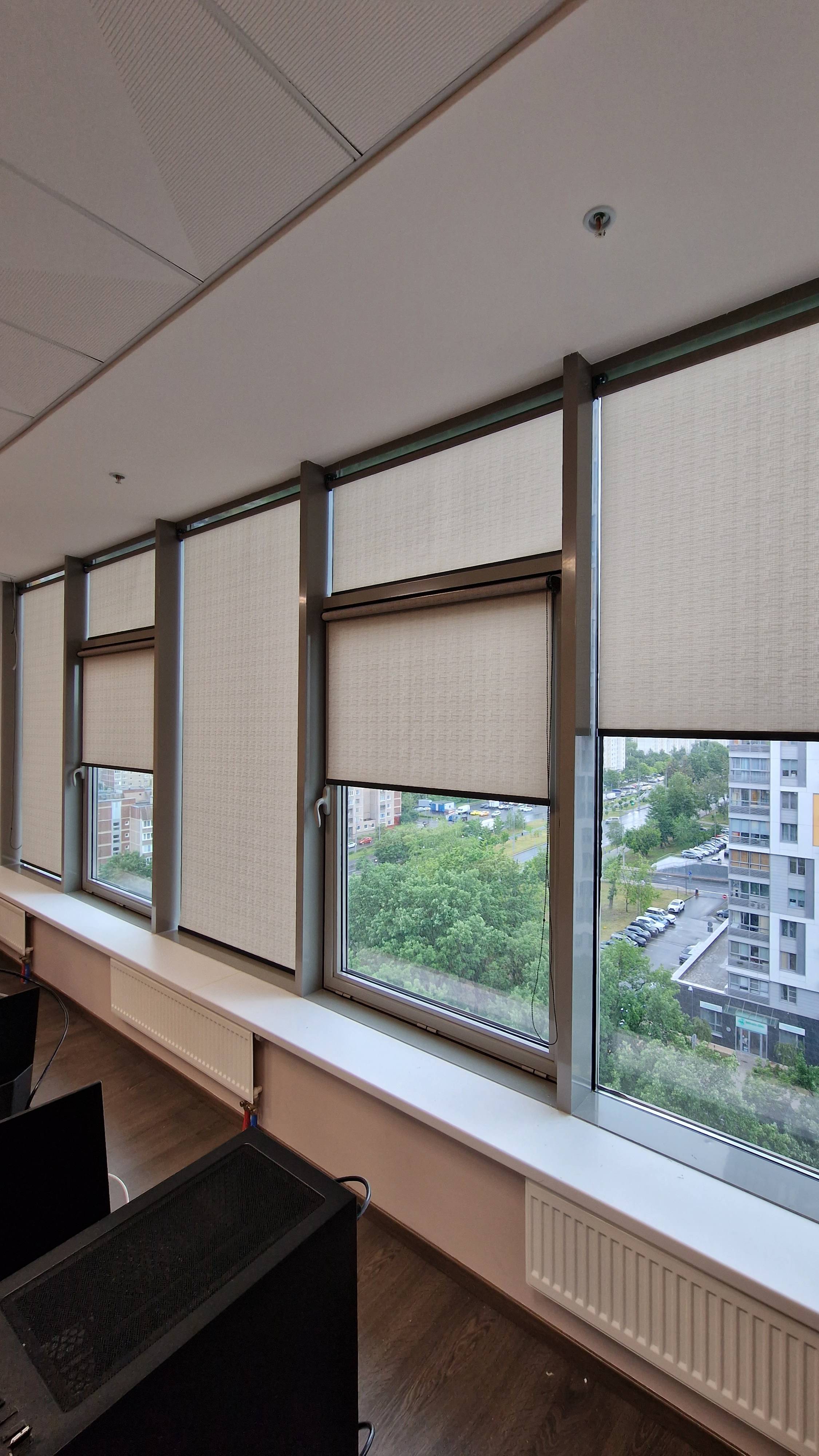 Рулонные шторы на каждую секцию отдельно. Свободновисящие. Ткань Теффи серый