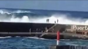 Гигантская волна смыла туристов с пирса на Тенерифе