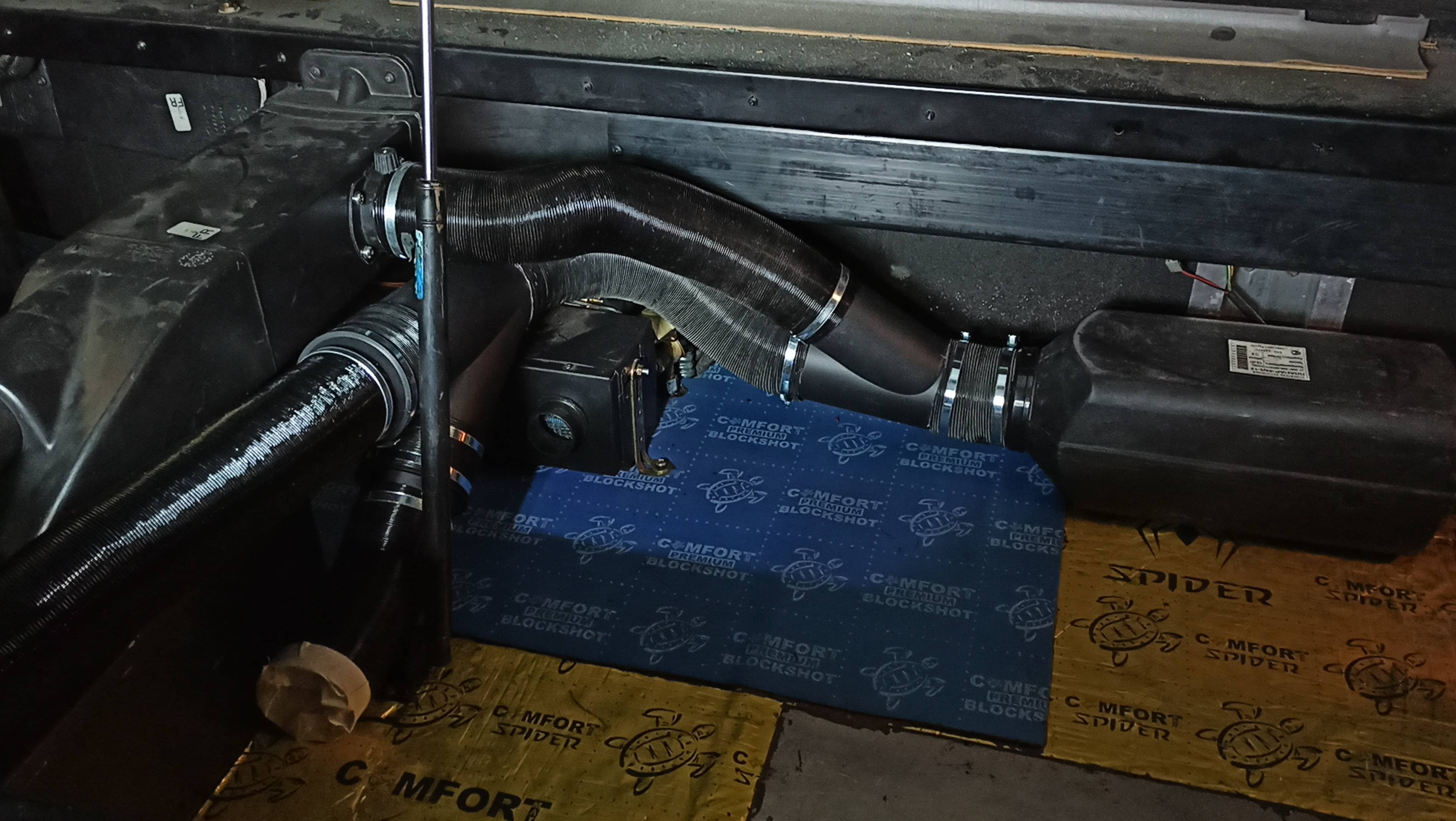 В Петербилт387 ставлю автономку Планар 44D по феншую