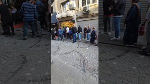 Километровая очередь за яблочным пирогом