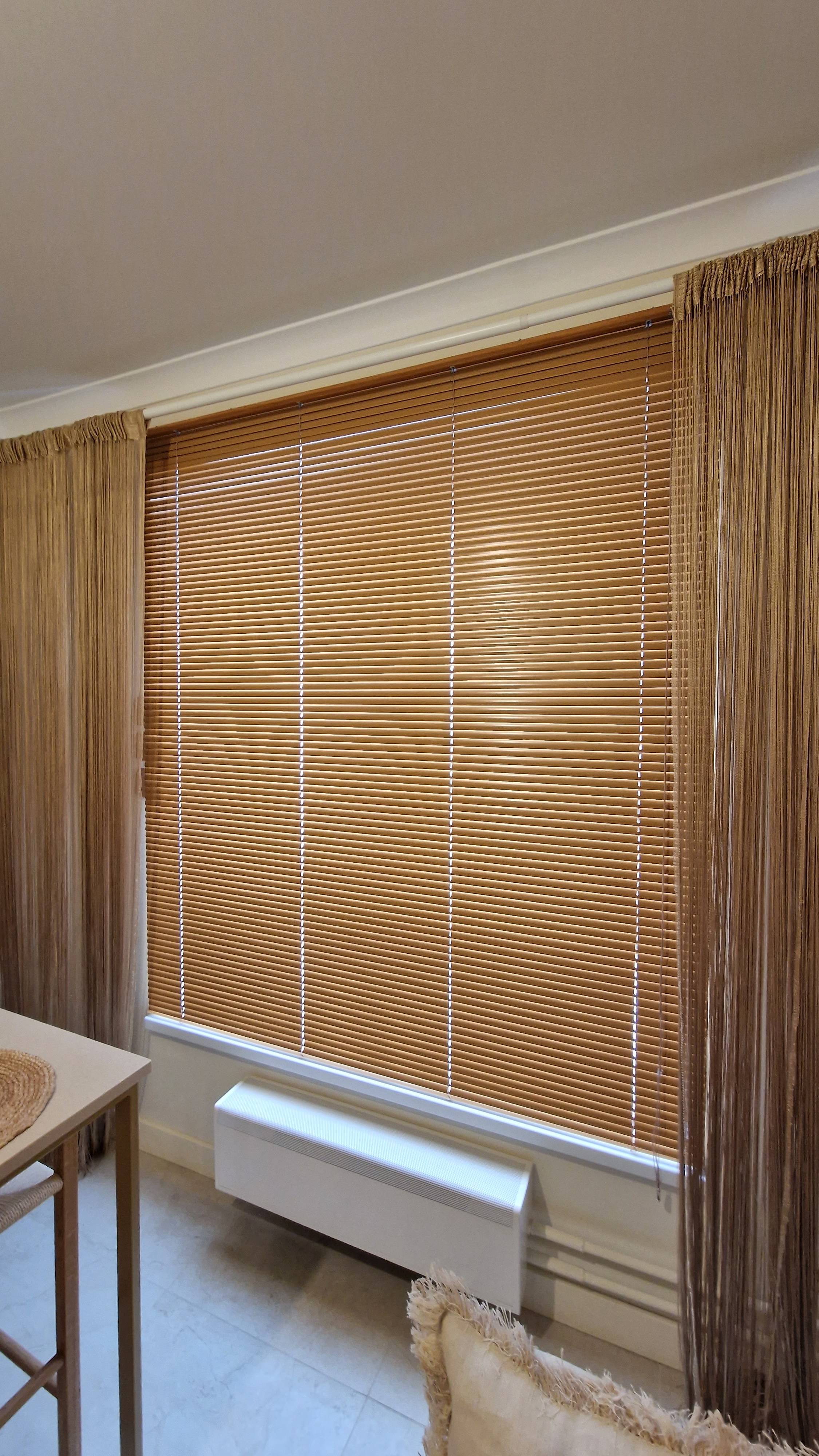 Горизонтальные алюминиевые жалюзи 25мм на проем. Фактура под дерево. Цвет 093