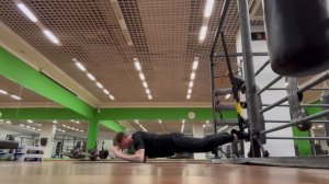 Русские отжимания с ногами в петлях (TRX Russian push-ups)