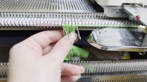 Процесс вязания пальца