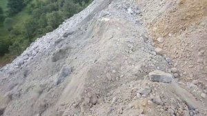 Komatsu D375A-8 бульдозер толкает грунт с горы.