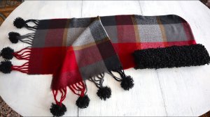 Нашла дешёвый шарф и взяла старую меховую шапку. Покажу, что я из них смастерила