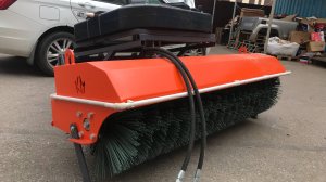 видео Дорожная щетка с баком на минипогрузчик