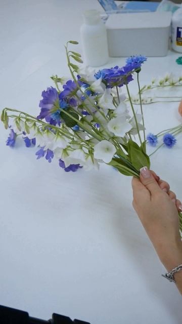 Букет с васильками колокольчиками и скабиозой ручной работы