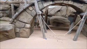 Кайко оторвал кольцо с верёвкой и переглядывается с фотографом, который его снимает 30.10.2025