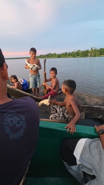 Дети индейцев продают туристам свои поделки, река Ориноко, Венесуэла