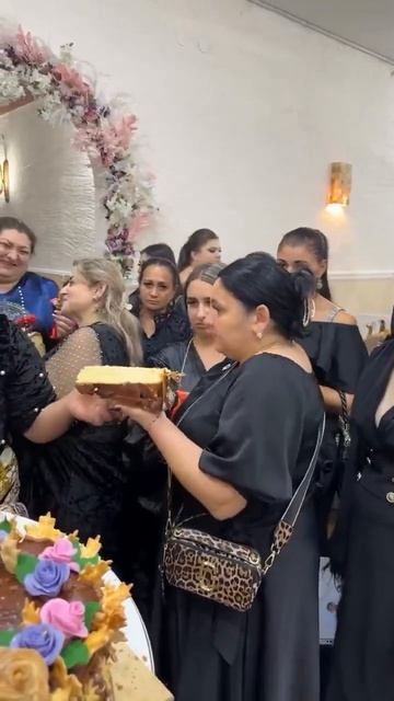 Получите по куску торта