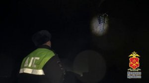 В Кузбассе сотрудники полиции помогли спасти двух молодых людей, упавших в промышленную трубу