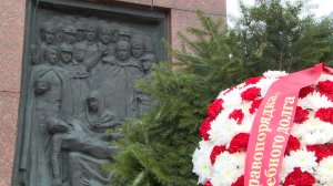 В Москве на Трубной площади делегация МВД России почтила память своих коллег