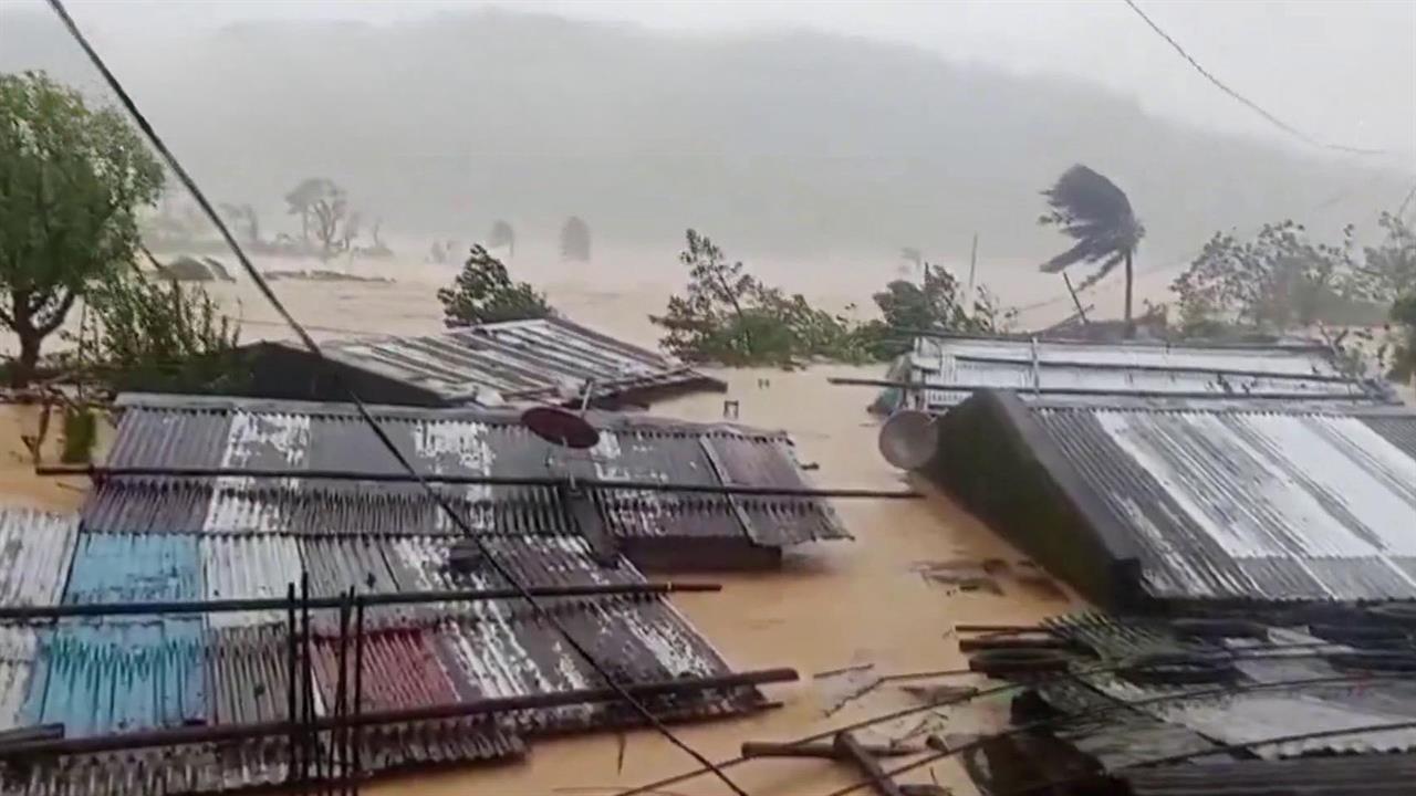 Второй за неделю мощнейший супертайфун обрушился на Филиппины