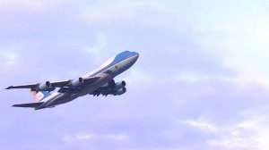 Самолет Трампа на небольшой высоте пролетел над стадионом во время матча