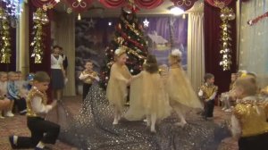 Красивый танец звездочек с тканью в старшей группе