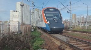 "Иволга" подъезжает к станции Новопеределкино D4A (08.11.2025)