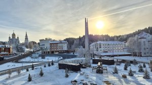 В Ханты-Мансийске устанавливают 27-метровую стелу «Город трудовой доблести»