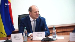 Полицейские принимают поздравления с профессиональным праздником