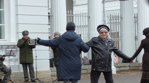 Зажигательные танцы под духовой оркестр.