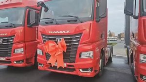 Три магистральных тягача КАМАЗ-54901 с пробегом отгружены потребителю