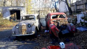 Старые автомобили у Ярцевской фабрики в городе Вязники. 2013 год
