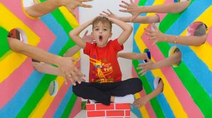 Влад и Ники проходят лабиринт и другие забавные челленджи для детей!