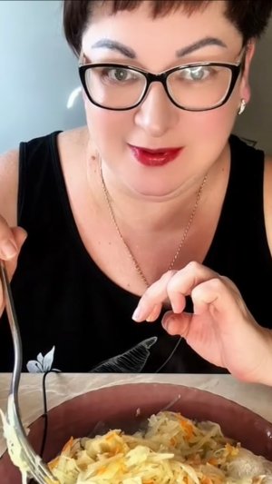 А сегодня на перекус перед завтраком тушеная кислая капуста/Мукбанг