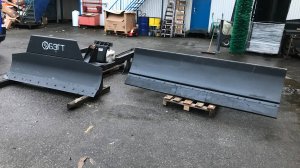 Бульдозерный отвал с дополнительной коммунальной лопатой.