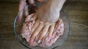 Перемешайте фарш с манкой! Век живи-век учись! Долго искала и наконец-то нашла правильный рецепт