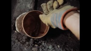 Мастер-медник вручную создает изделия из меди в 1978 году. Старая школа.