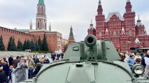 Выставка в честь годовщины парада 1941 г.