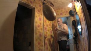 Бокс. Домашняя тренировка (укрепляем кисти рук на груше)