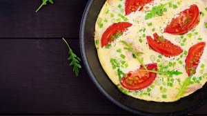 Омлет с помидорами