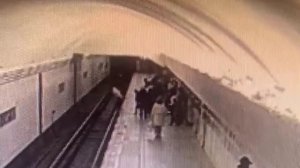 ‼️Момент падения школьницы на рельсы на станции метро «Таганская»‼️