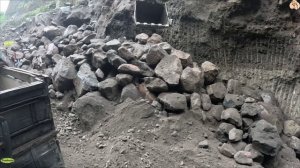 Строительство, экскаватор копает песок