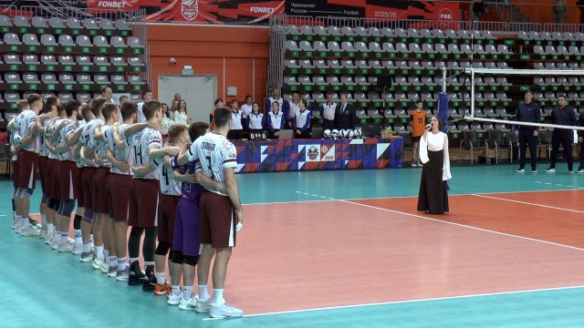 волейболистки слушают гимн перед матчем