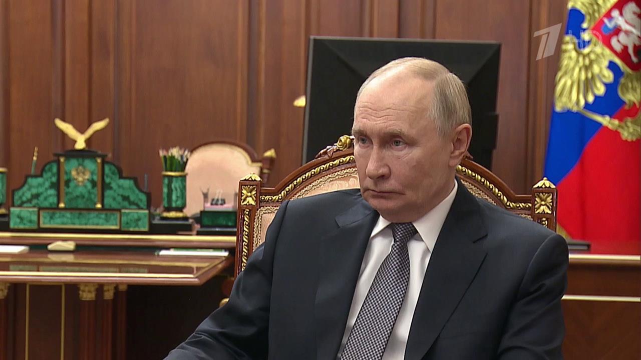 Владимир Путин в Кремле принял с докладом главу Республики Крым Сергея Аксенова