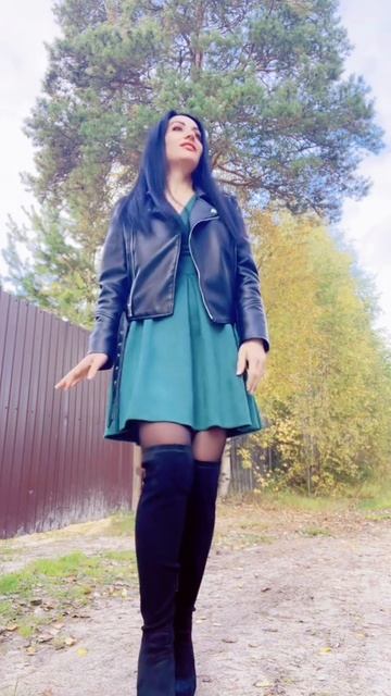 Красотка в ботфортах в колготках ножки в нейлоне