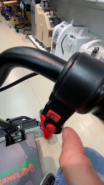 Вот такой компактный скутер для пожилых и маломобильных людей смотреть онлайн