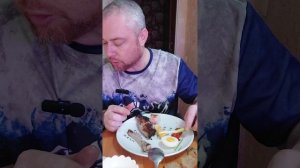 Ответы на вопросы. Рёбра из духовки, кусок грудинки, овощи солёные и свежие. Мукбанг, еда на камеру.