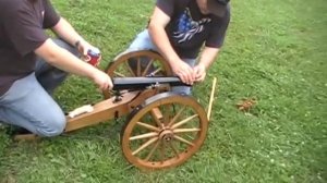 Стрельба из реплики полевой пушки XIX века