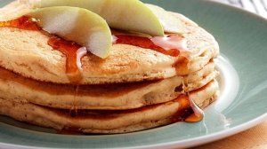 Яблочные панкейки. Выпечка на завтрак .